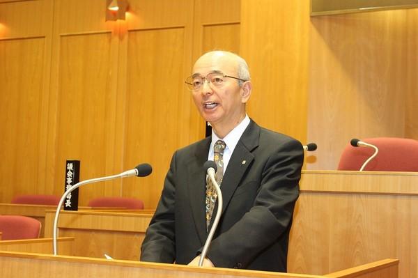 市長が議会で熱弁している様子の写真